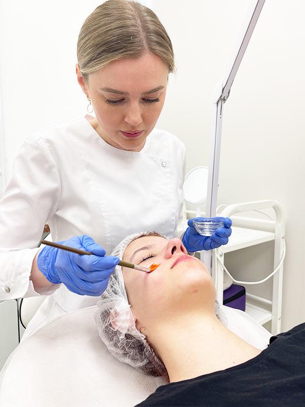 Комбінована чистка обличчя з пілінгом Київ Комбінована чистка обличчя з пілінгом Київ