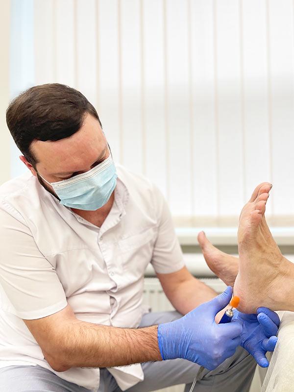 Медичний апаратний педикюр Київ